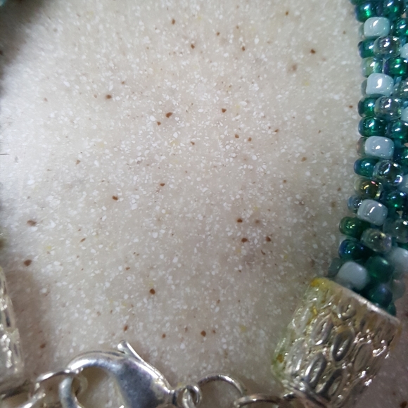 Beautiful beaded and crystal bracelet - Picture 3 of 8